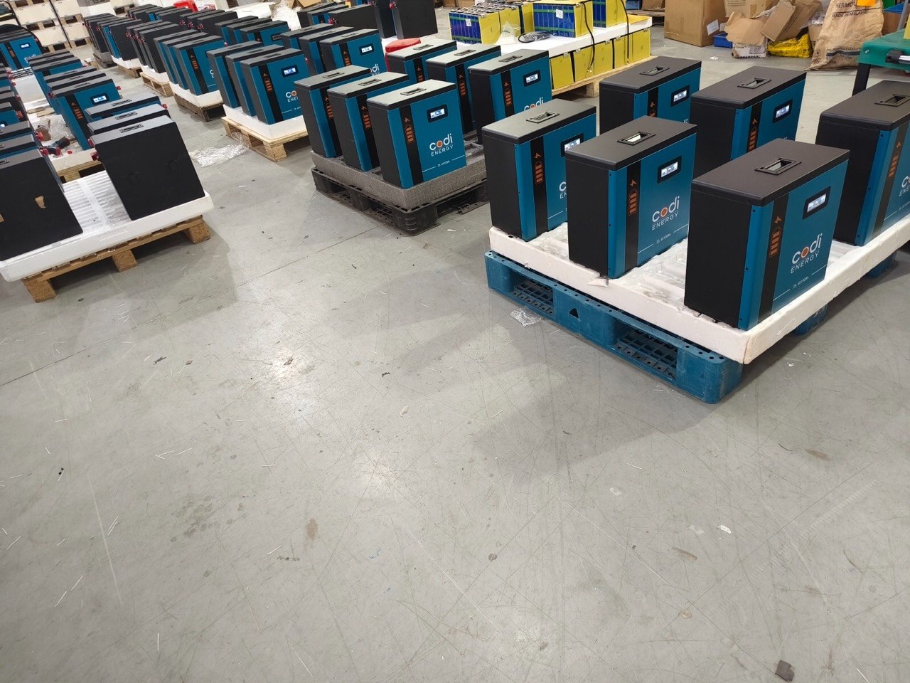 Фото акумулятора Codi Energy з LCD-дисплеєм та клемами для підключення