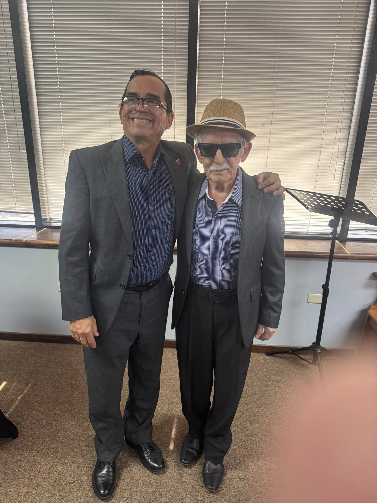 Federico Torres Montalvo con personal de la JRT