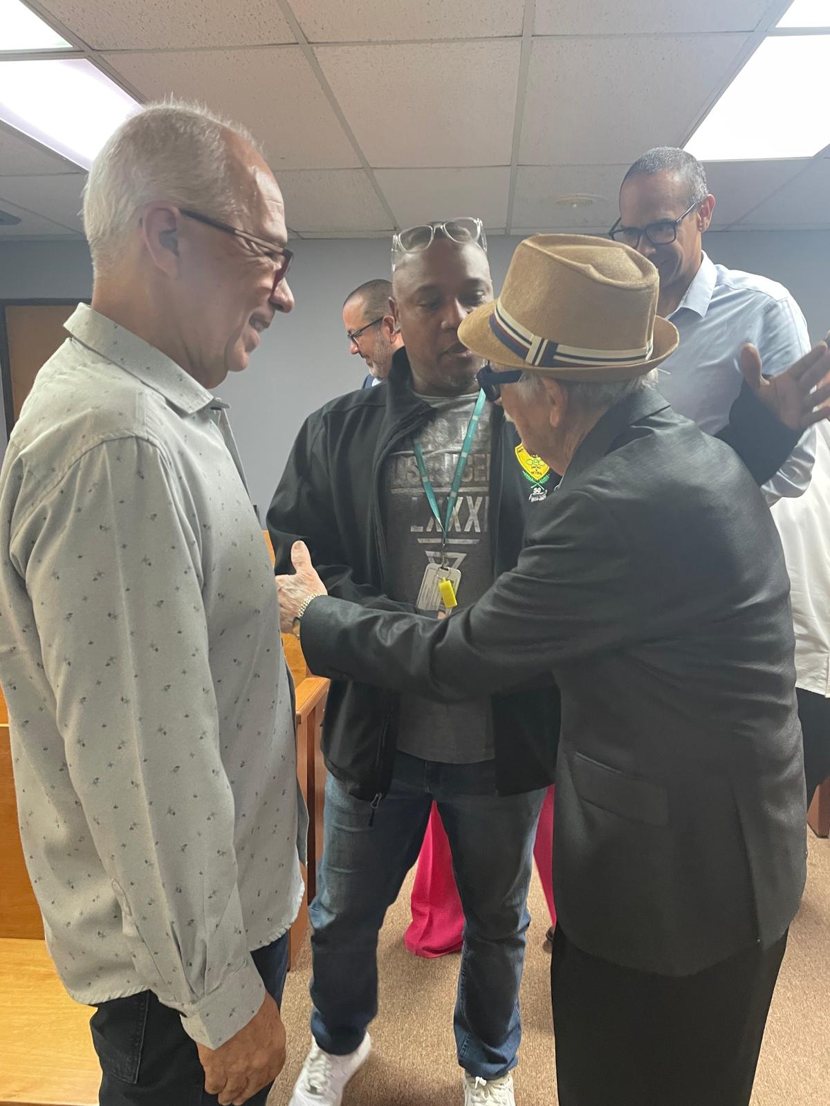 Federico Torres Montalvo saludando a invitados de la actividad