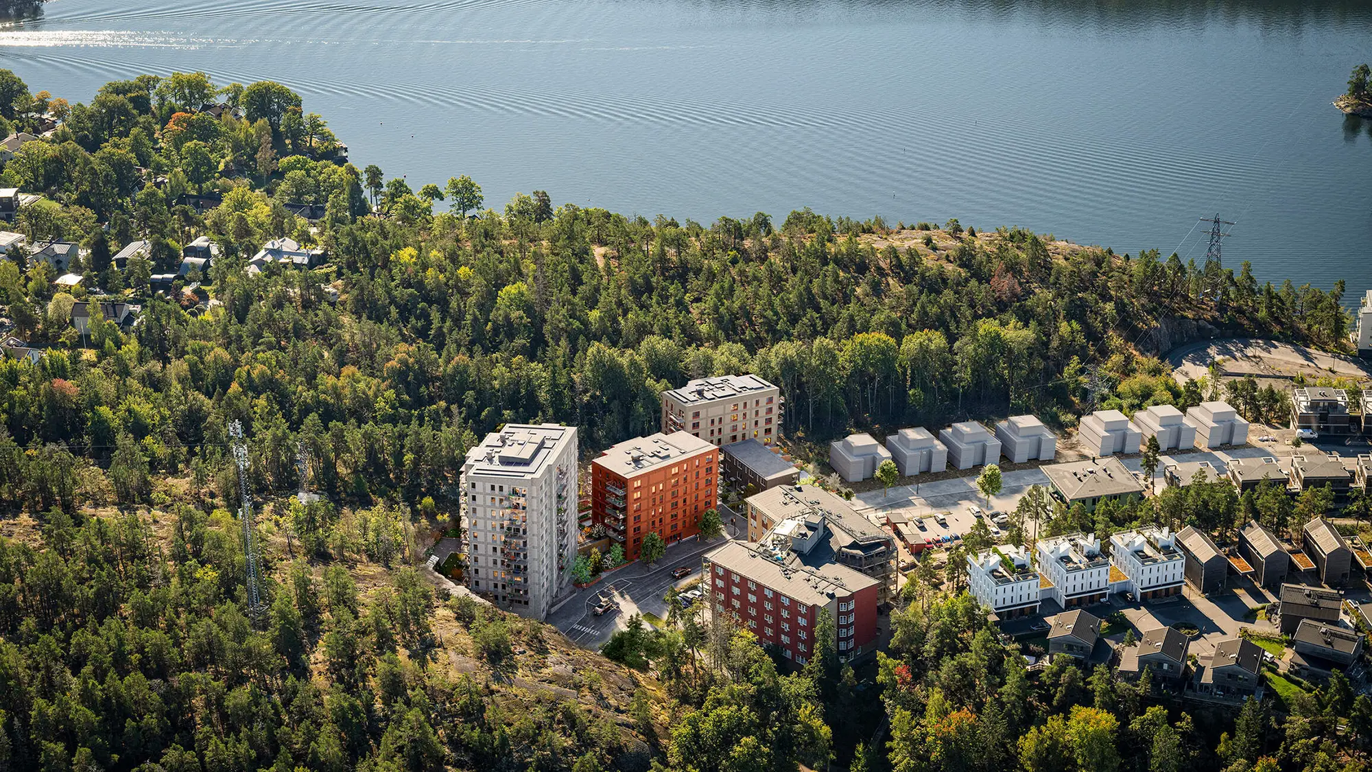 Glimmer i Tollare, sett från ovan med vatten i bakgrunden.