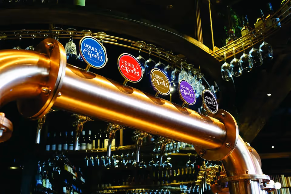 Image of a bar/restaurant that uses Liquid Cheers draft towers