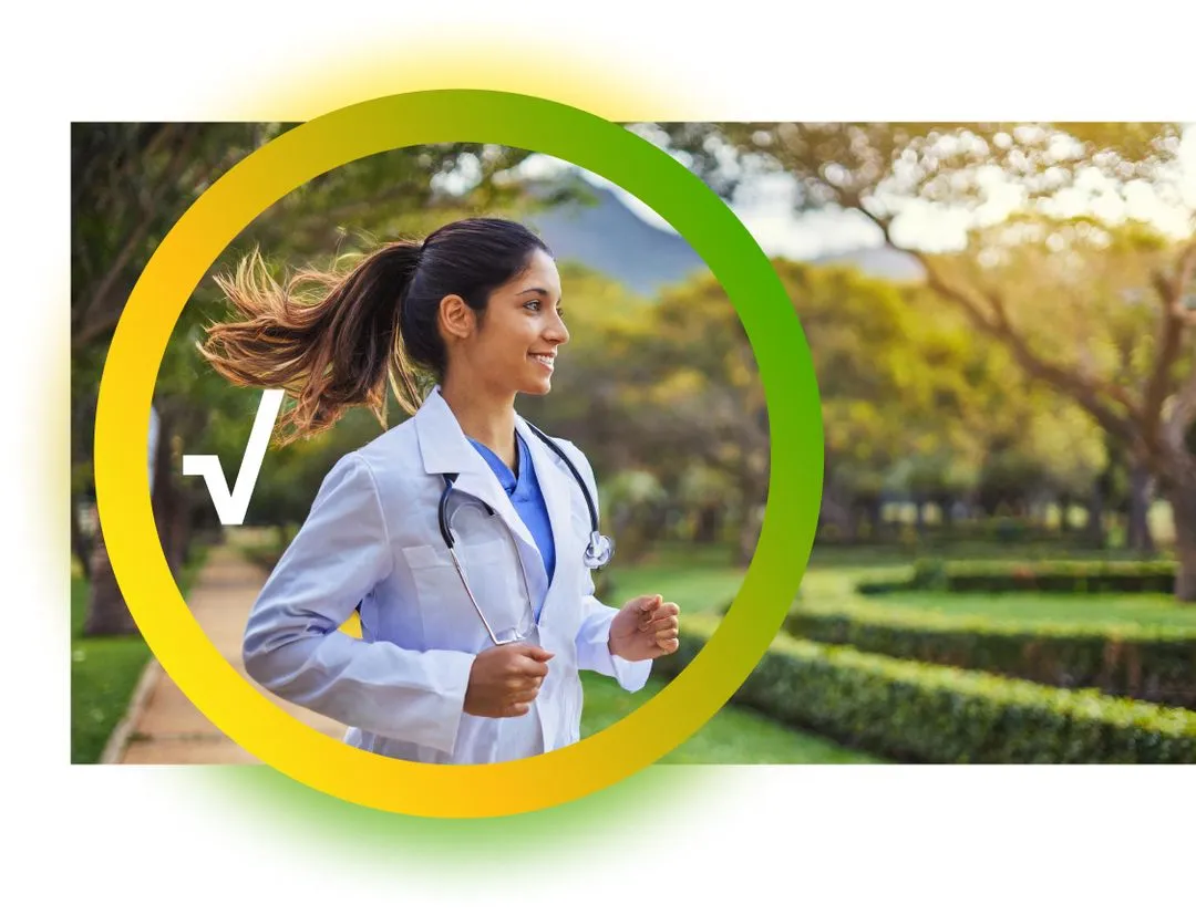 Uma aluna praticando esportes em um parque, ao redor dela há um anel mostrando cores do amarelo ao verde e um símbolo de OK