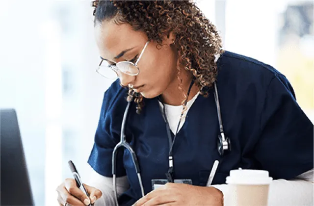 Uma médica estudando em sua mesa