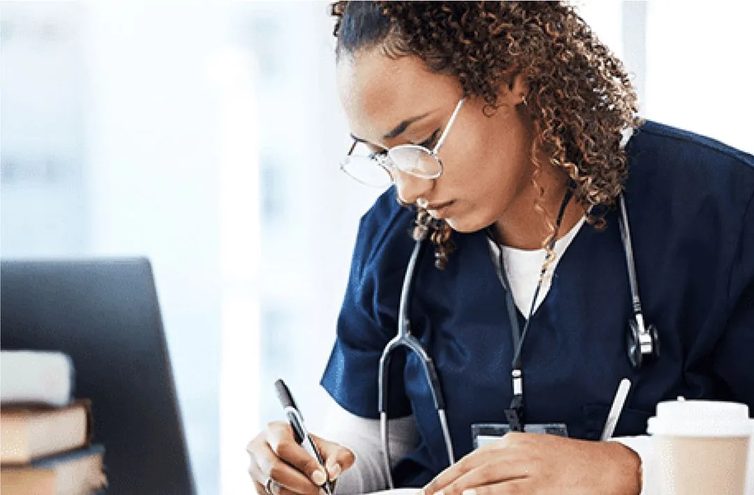 Uma médica estudando em sua mesa