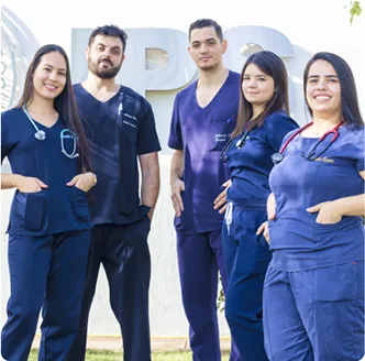 grupo de doctores en frente al hospital IPS de Paraguay