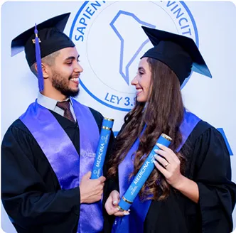 dos estudiantes sonrientes con sus diplomas mirandose