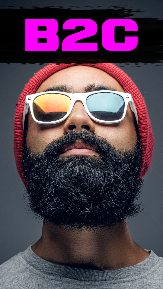 Bärtiger Mann mit Sonnenbrille und roter Mütze hat den Kopf in den Nacken gelegt und schaut zufrieden