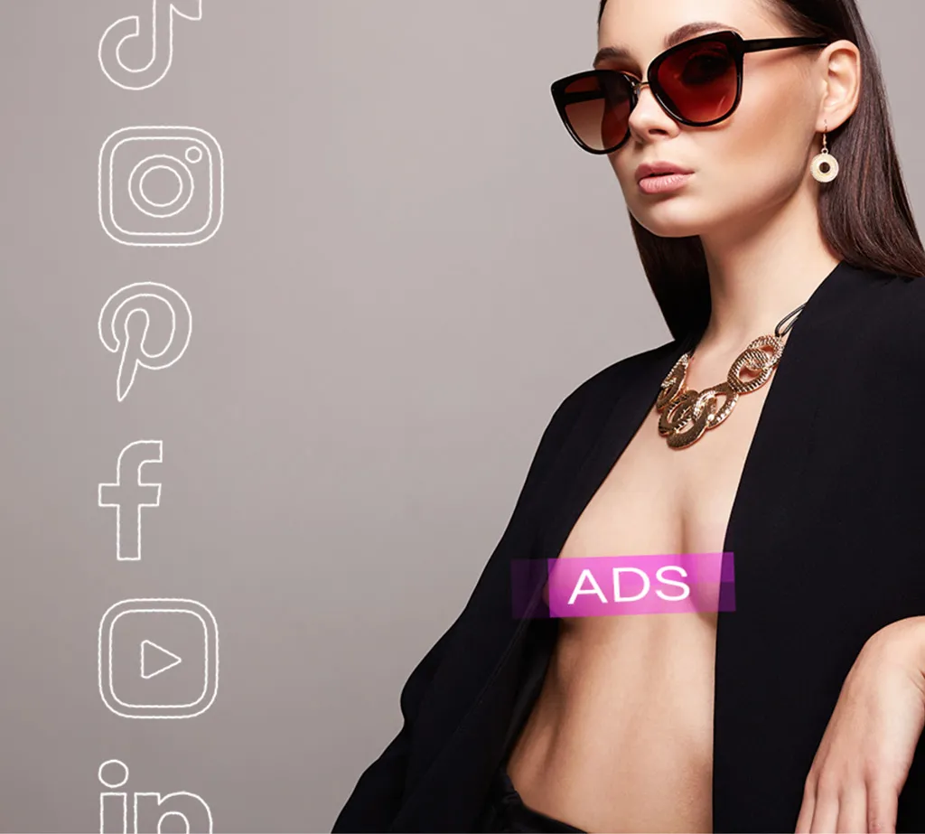 Junge Frau mit Sonnenbrille, die für Social Media Ads wirbt, im Hintergrund sind die Logos von Meta, YouTube, TikTok und LinkedIn zu sehen.