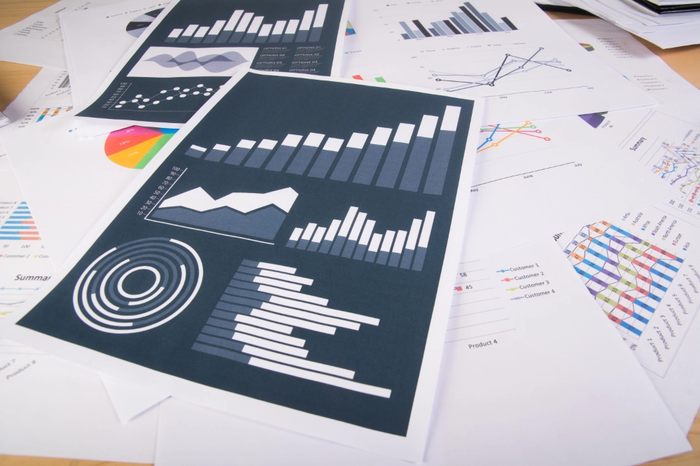 Auswertungen liegen ausgebreitet in Papierform auf einem Tisch