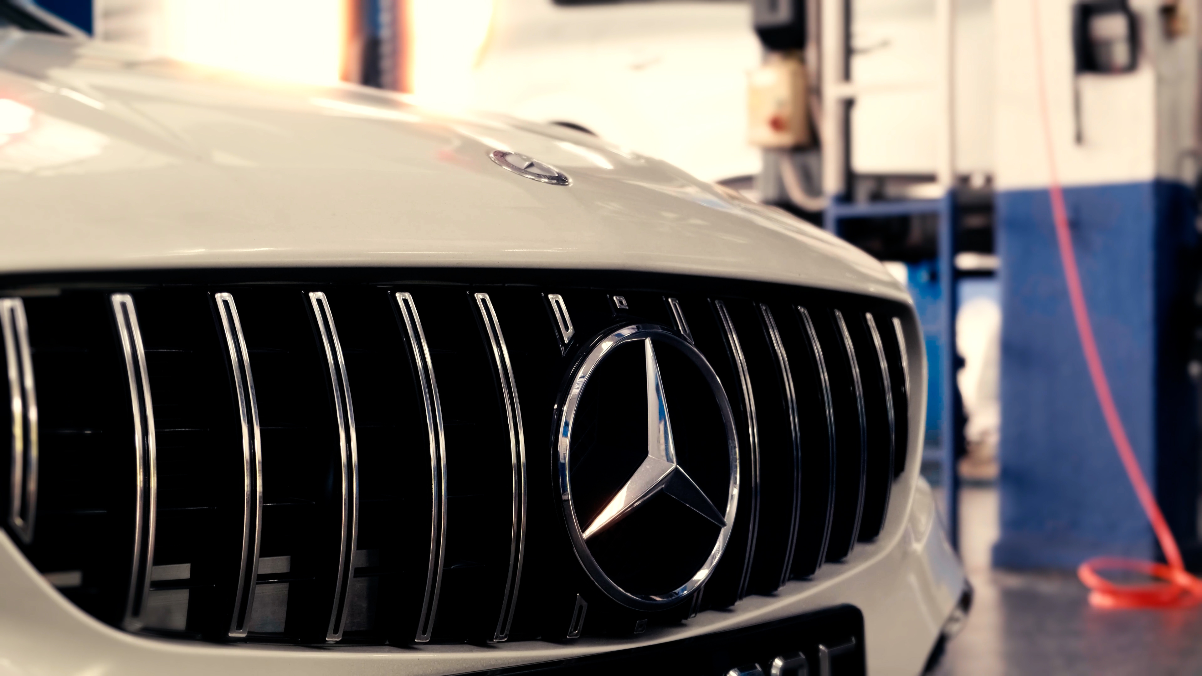 Image of Mercedes logo on Mercedes Benz Vehicle