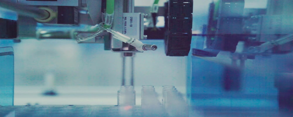 Modern medisch laboratorium met geavanceerde apparatuur voor zorgonderzoek.