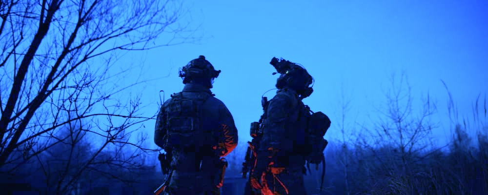 Militairen met communicatie- en observatieapparatuur.