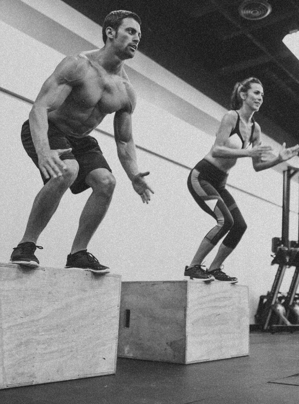 couples doing HIIT together dark mode picture