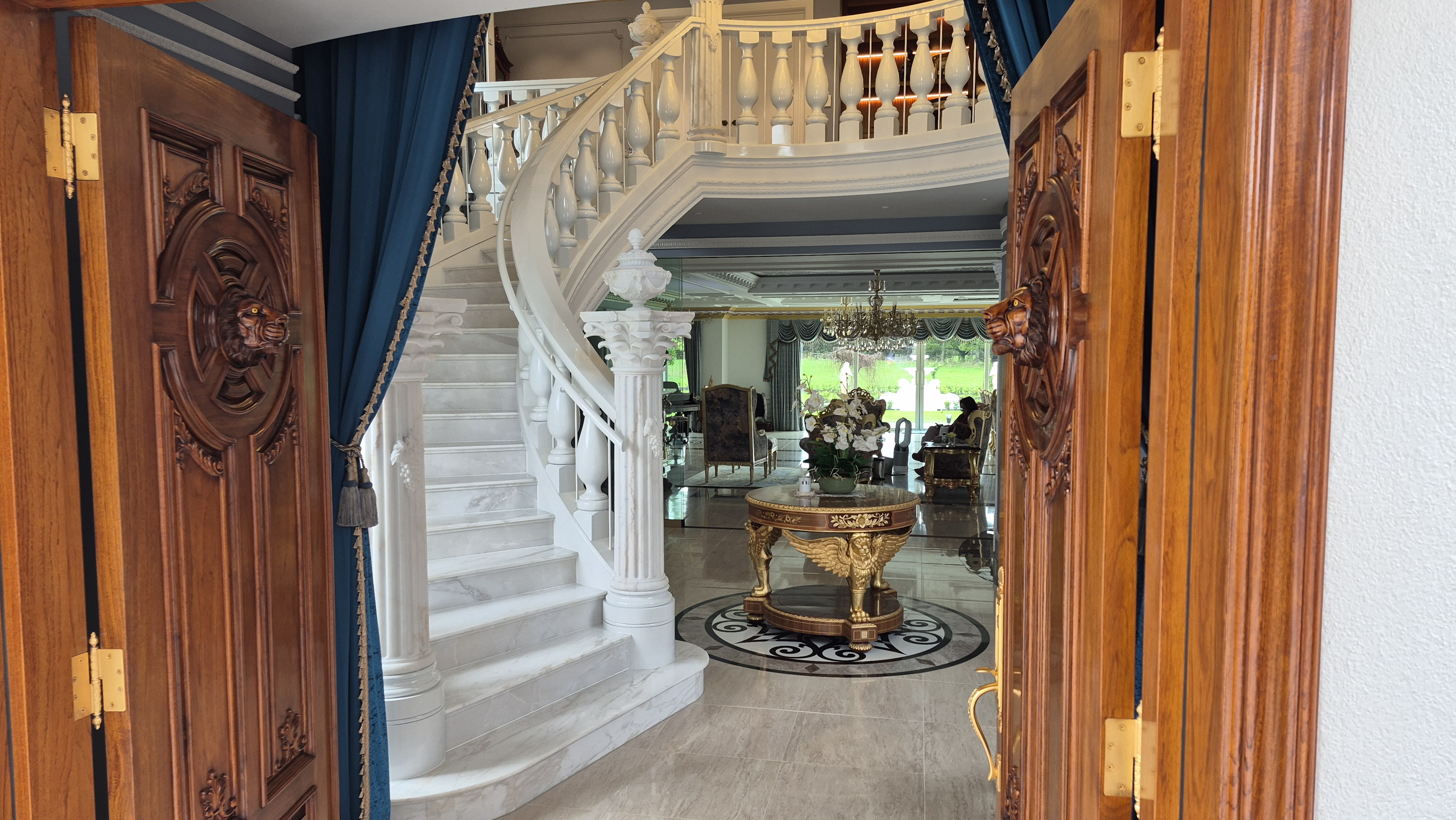 Image of curved floating staircase built by Ackworth House at a Karaka Residence