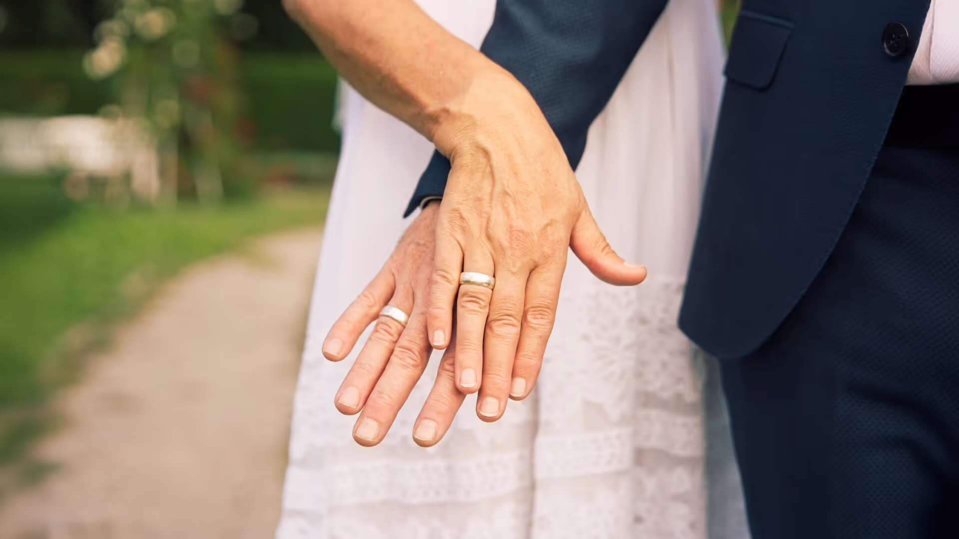 wedding rings on fingers, photo by Bogdan Lazic