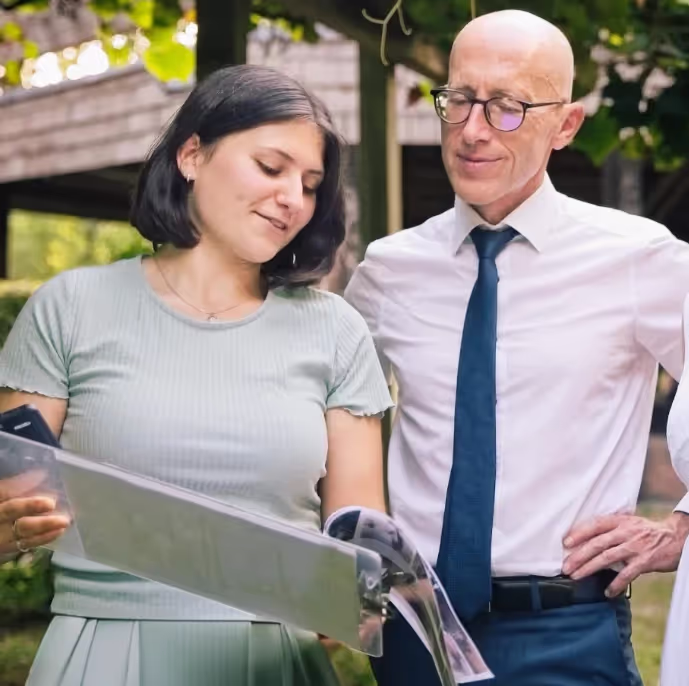 Tamara Lazic stands next to a bride and a groom planning a wedding with them