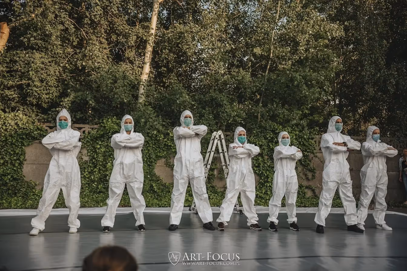 zespół taneczny w białych strojach