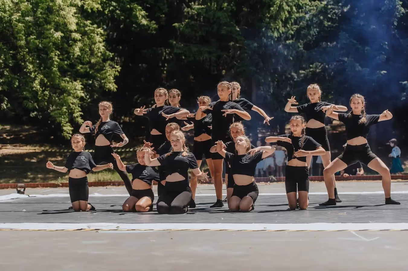choreografia taneczna, na zewnatrz, scena, zieleń