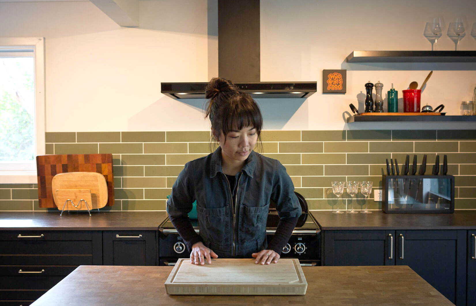 Food blogger Ashley Goh in her new kitchen featuring the DS3326-9BS Silent Black Wallmount Rangehood 
