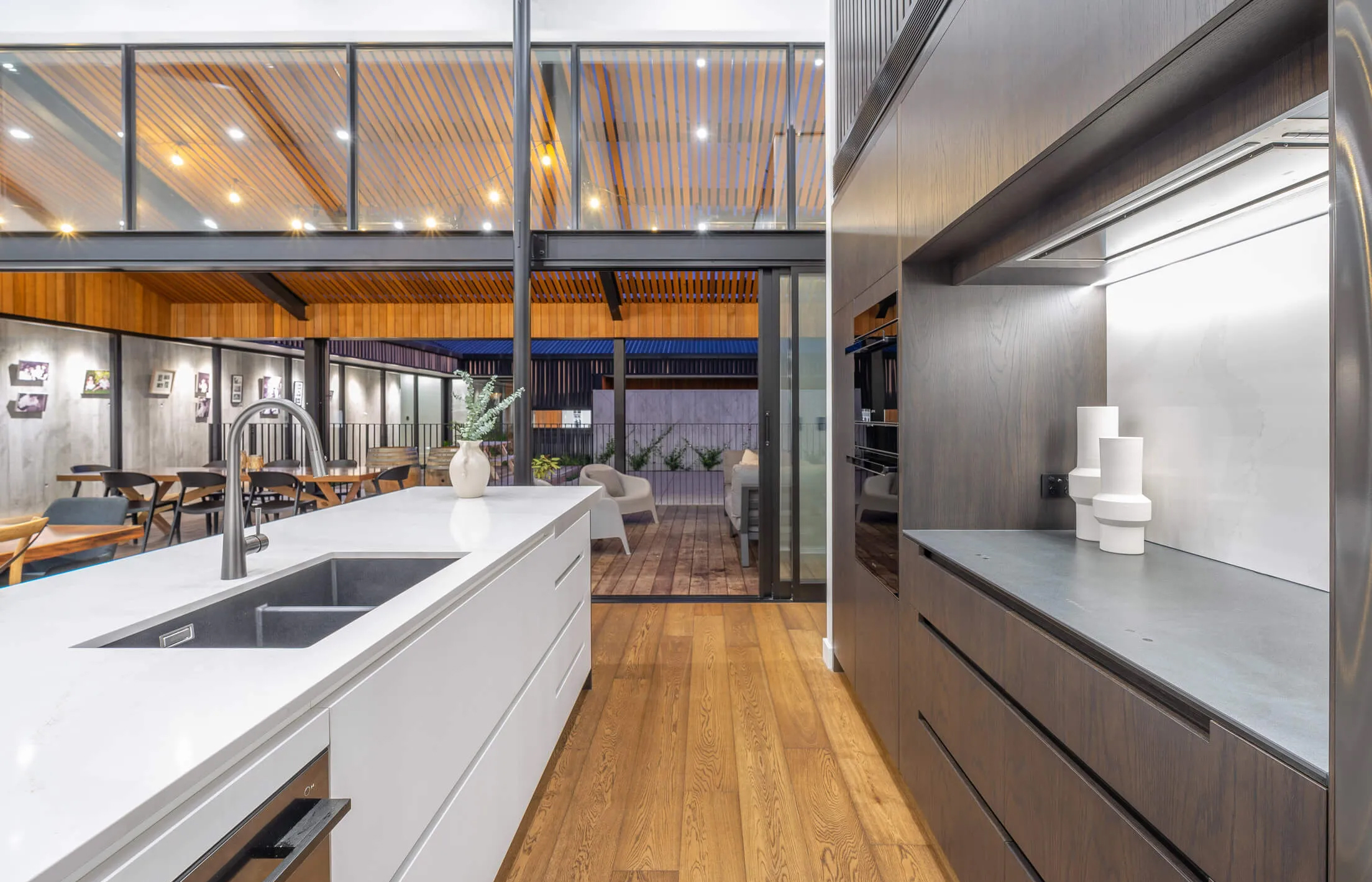 The Pennington Project by Cube Dentro featuring the UM-PA9S Silent Undermount Rangehood 