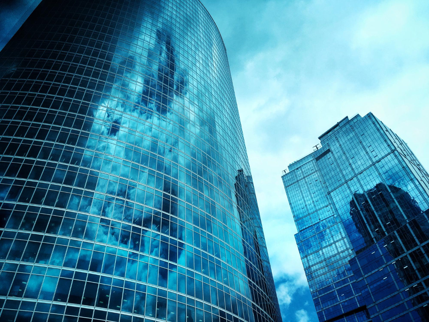 Veľké porovnanie finančného sprostredkovania v roku 2025. Finančné sprostredkovanie rastie pomaly, viac sa preusporiadava.