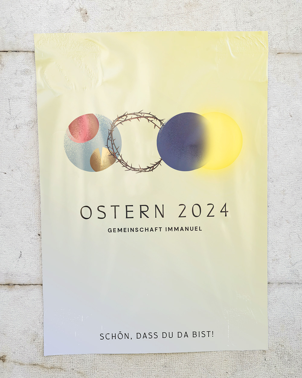 Smartphone zeigt Instagram-Post der Gemeinschaft Immanuel mit Ankündigung eines Gründonnerstag-Abendgottesdienstes um 20 Uhr im Immanuel Zentrum.