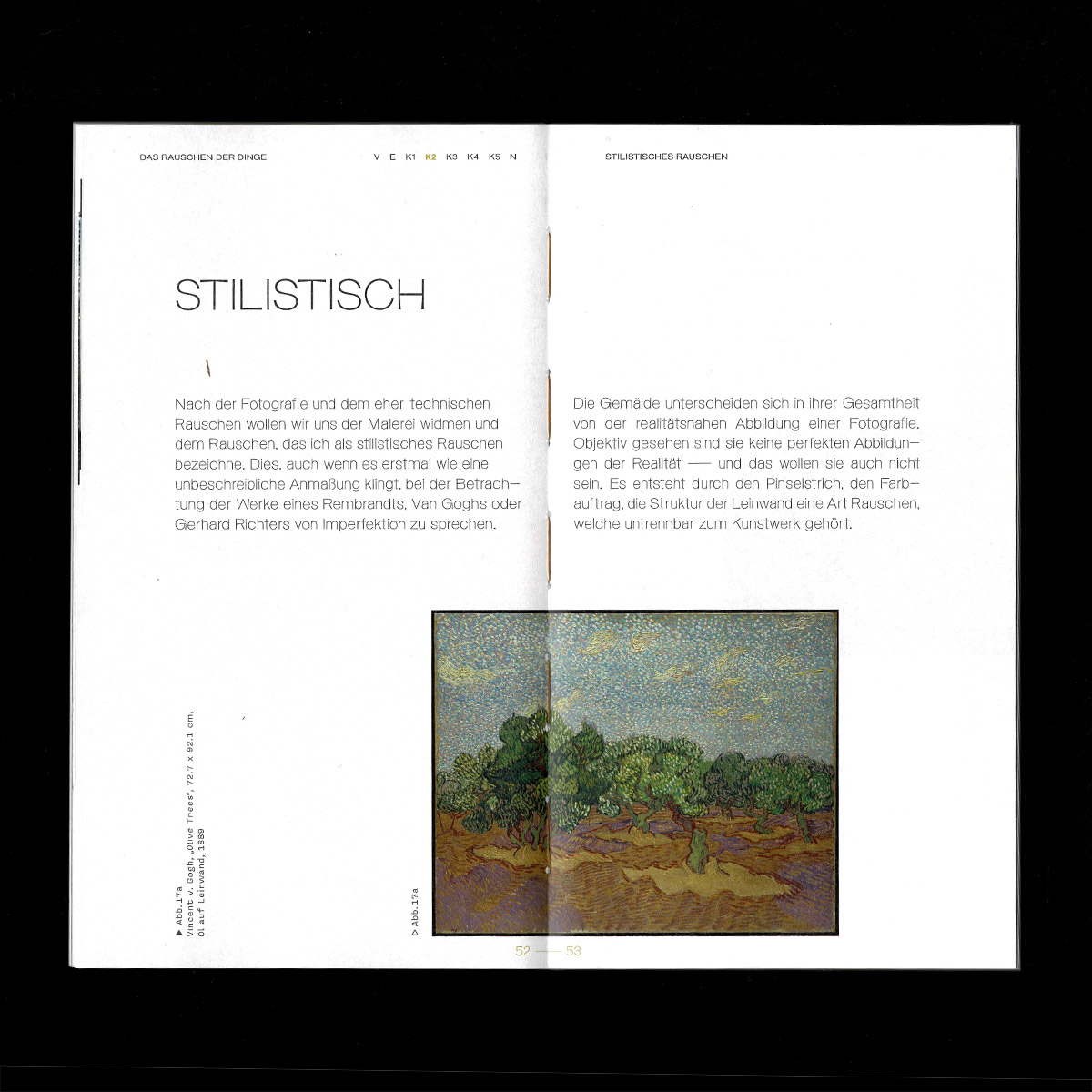 Foto eines aufgeschlagenen Buchs mit Architekturtext und Bild, auf einem erdigen, mit Moos bedeckten Boden liegend.