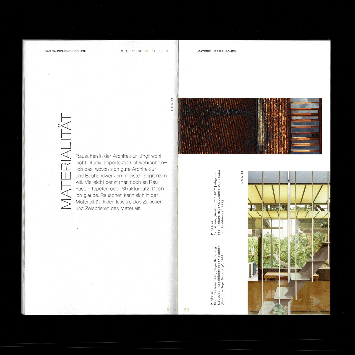 Aufgeschlagene Seite eines Architekturbuchs mit Text über Materialität und zwei Fotos: Nahaufnahme einer strukturierten, bräunlichen Oberfläche und ein Innenraum mit moderner Treppe und großen Fenstern.