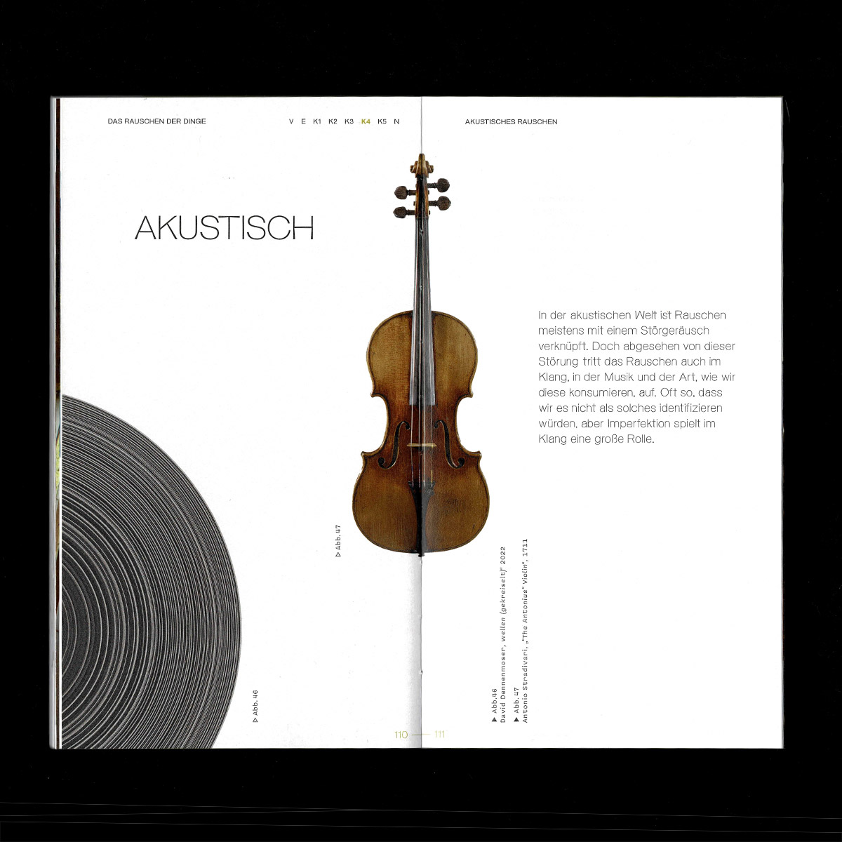 Offenes Buch mit einer zentriert abgebildeten Geige und Text über akustisches Rauschen auf Deutsch.