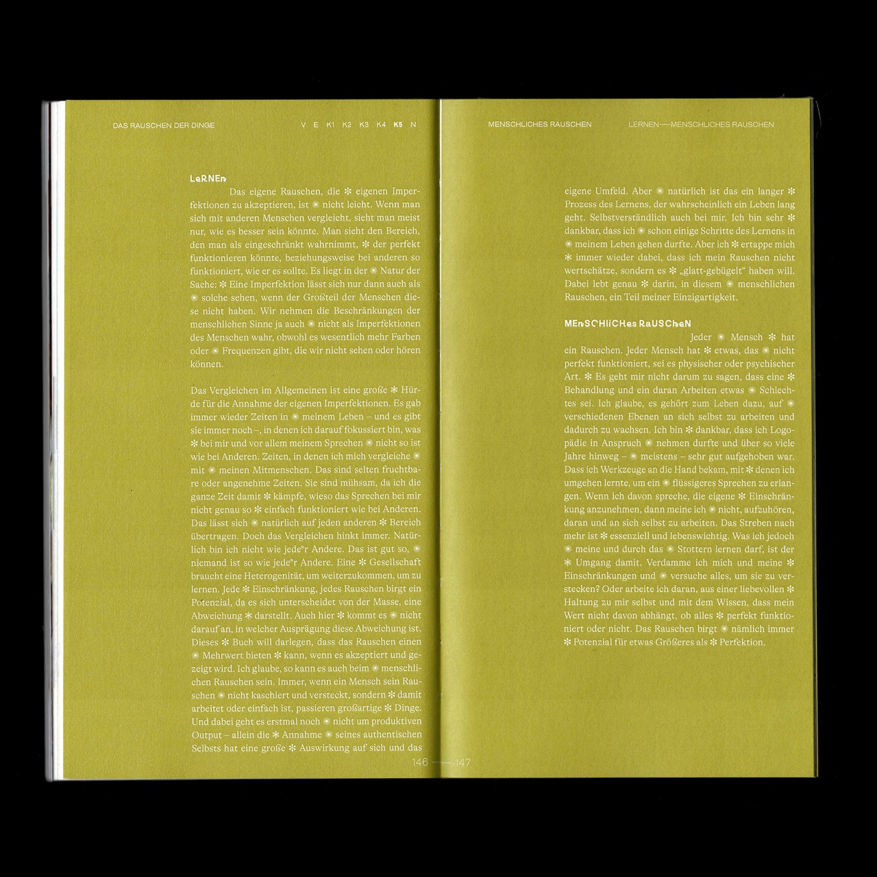 Aufgeschlagenes Buch mit Text in deutscher Sprache über das Akzeptieren eigener Unvollkommenheiten und menschliches Rauschen auf olivgrünem Hintergrund.