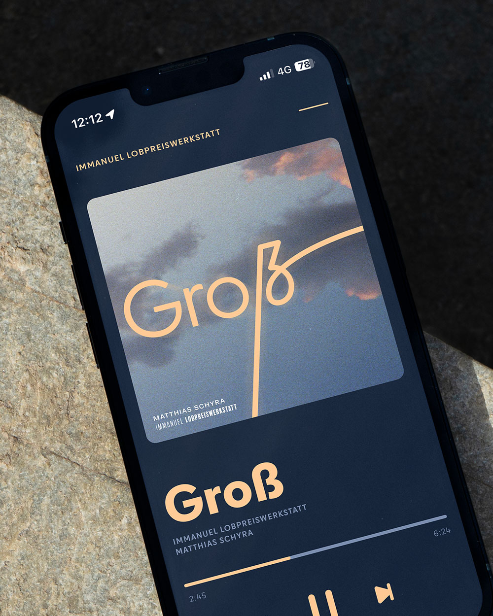 Smartphone mit einer Musik-App, die das Album Groß von Immanuel Lobpreiswerkstatt und Matthias Schyra zeigt.
