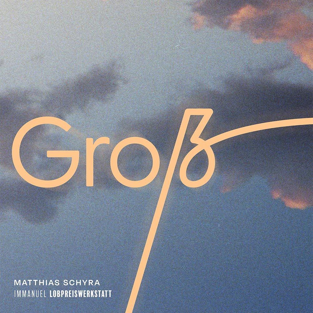 Cover mit hellorangem Schriftzug »Groß« vor einem bewölkten Himmel bei Sonnenuntergang.