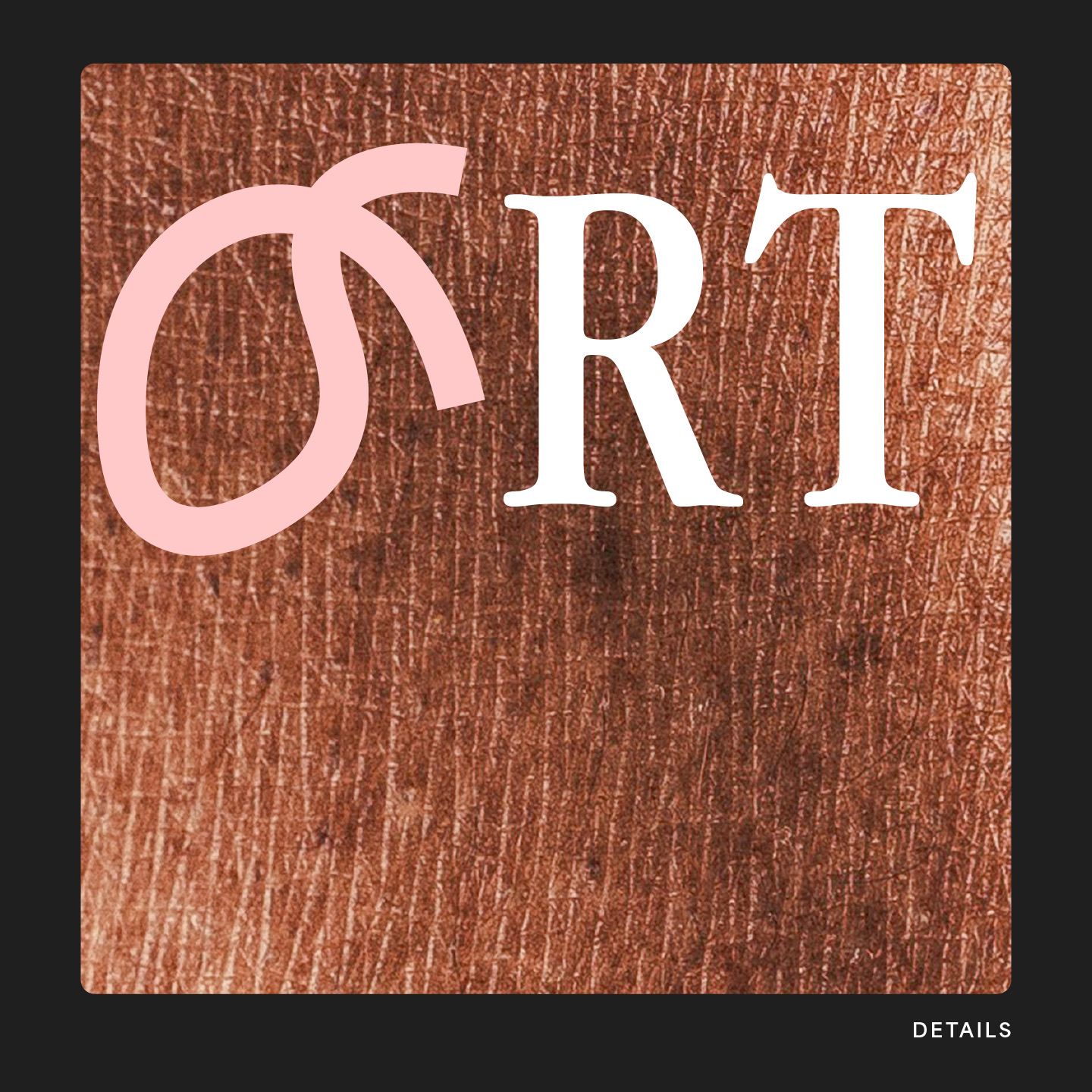 Detailansicht eines menschlichen Herzens mit sichtbaren Aortenklappen und Gewebestruktur.