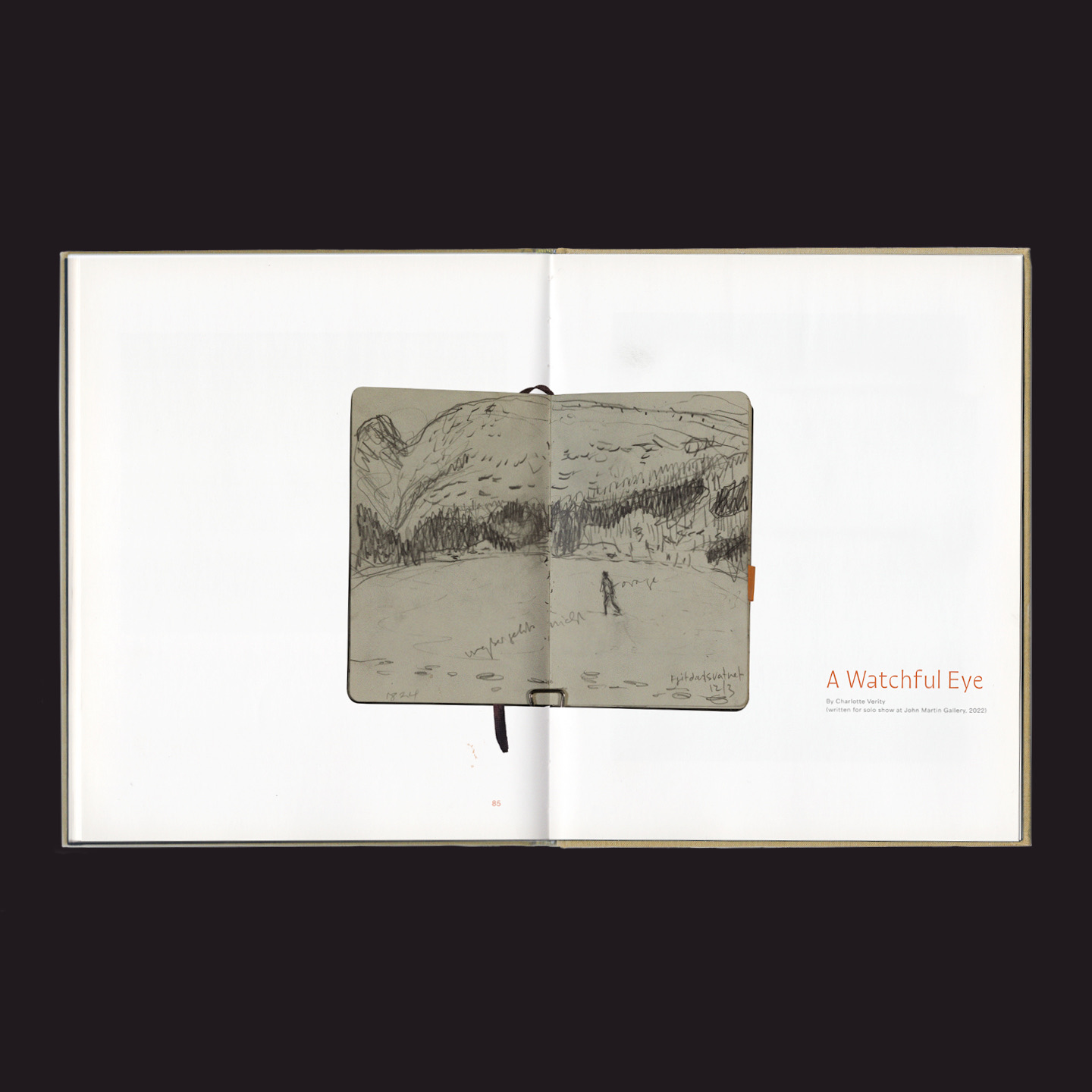 Offenes Buch zeigt eine Skizze eines Bergpanoramas mit einer einzelnen Figur im Vordergrund.