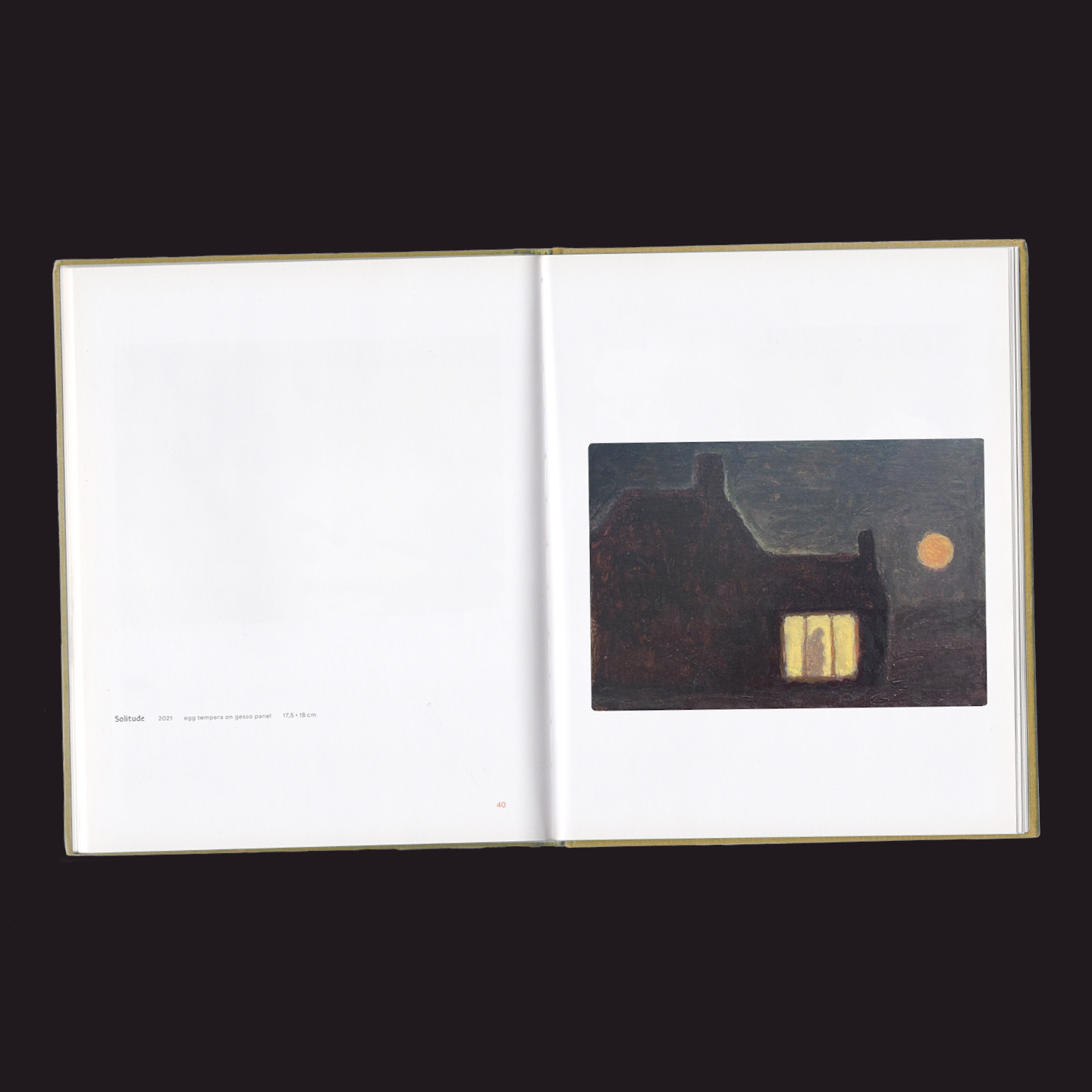Geöffnete Buchseite mit einem Gemälde eines dunklen Hauses bei Nacht, beleuchtetes Fenster zeigt eine Person im Inneren, daneben ein großer orangefarbener Vollmond.