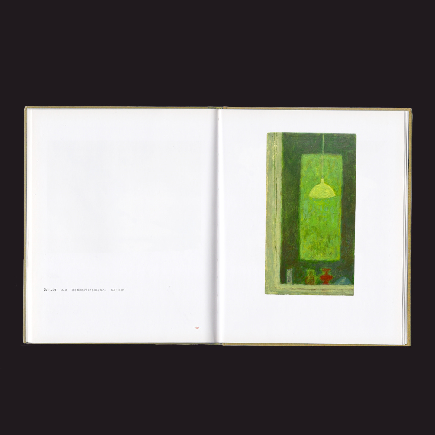 Geöffnetes Buch mit einer Doppelseite; rechte Seite zeigt ein grünes Gemälde mit einer Hängelampe und Objekten im Fensterrahmen.