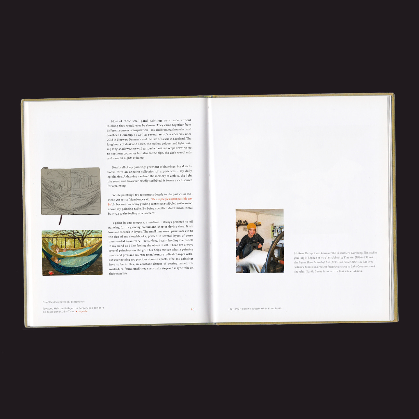 Offenes Buch mit Text und zwei kleinen Bildern: eine Skizze und ein Gemälde einer Person in einer Hängematte unter Bäumen, rechts ein Foto einer Person in buntem Hut im Studio.