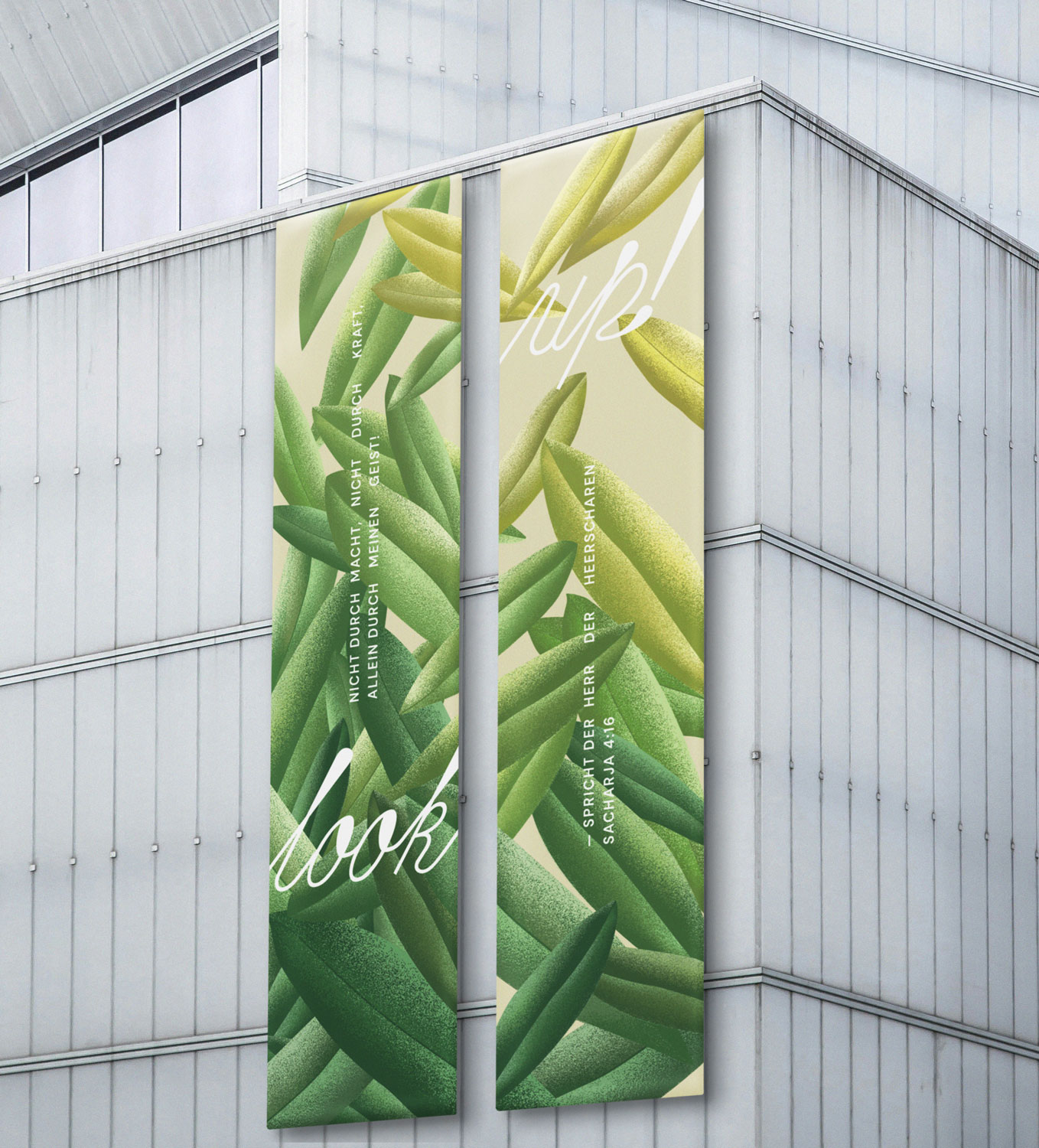 Zwei vertikale Banner mit grünen und gelben Blättern an einer modernen Gebäudefassade, darauf weiße Schrift mit biblischem Zitat.