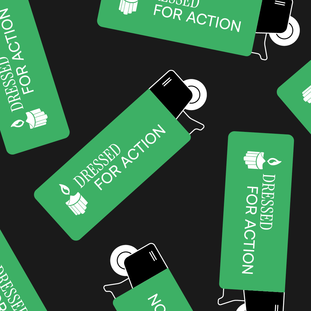 Grüne Feuerzeuge mit der Aufschrift «DRESSED FOR ACTION» auf schwarzem Hintergrund.