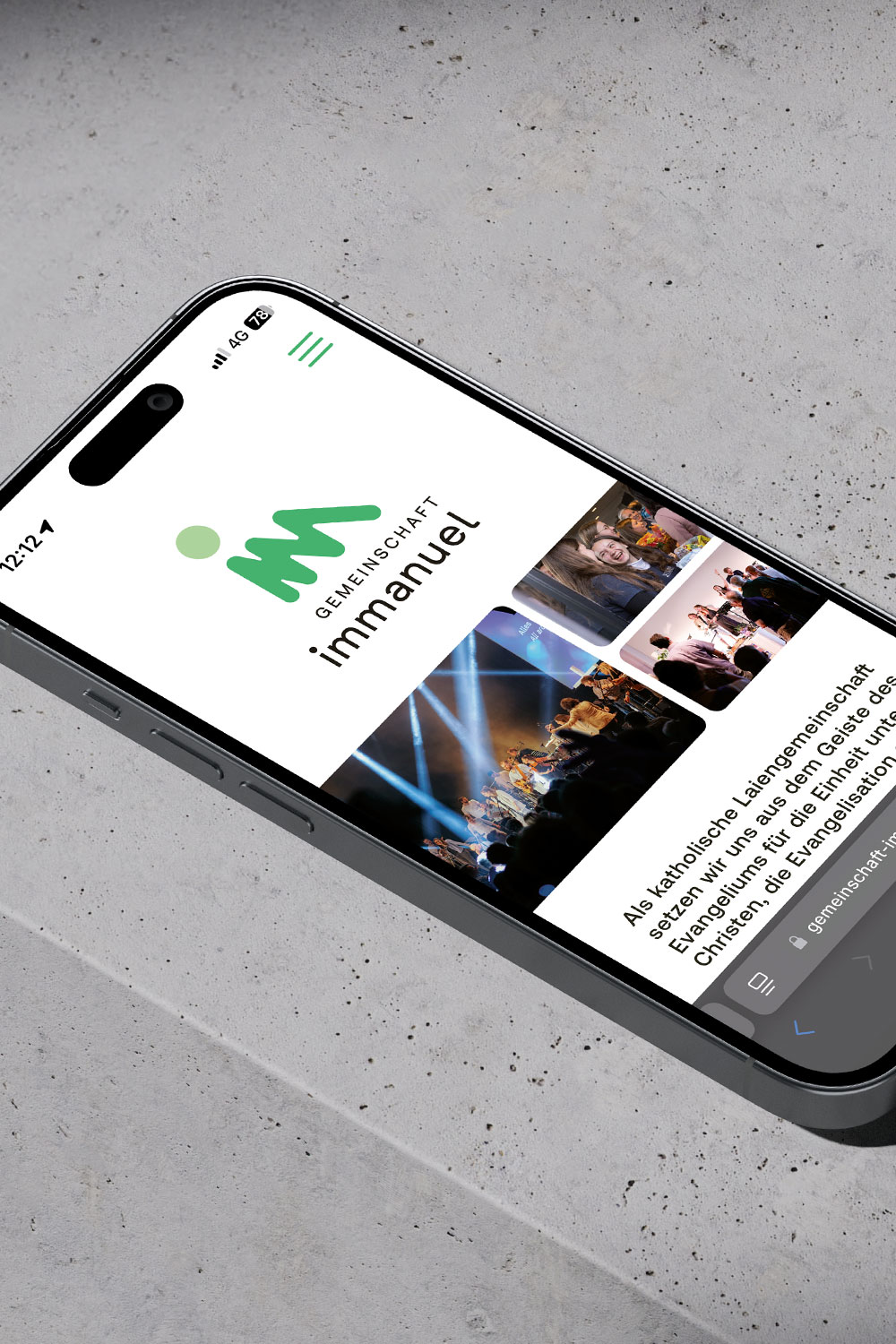 Smartphone zeigt die Webseite der katholischen Laiengemeinschaft Immanuel mit Logo und Fotos von Gemeindeveranstaltungen.
