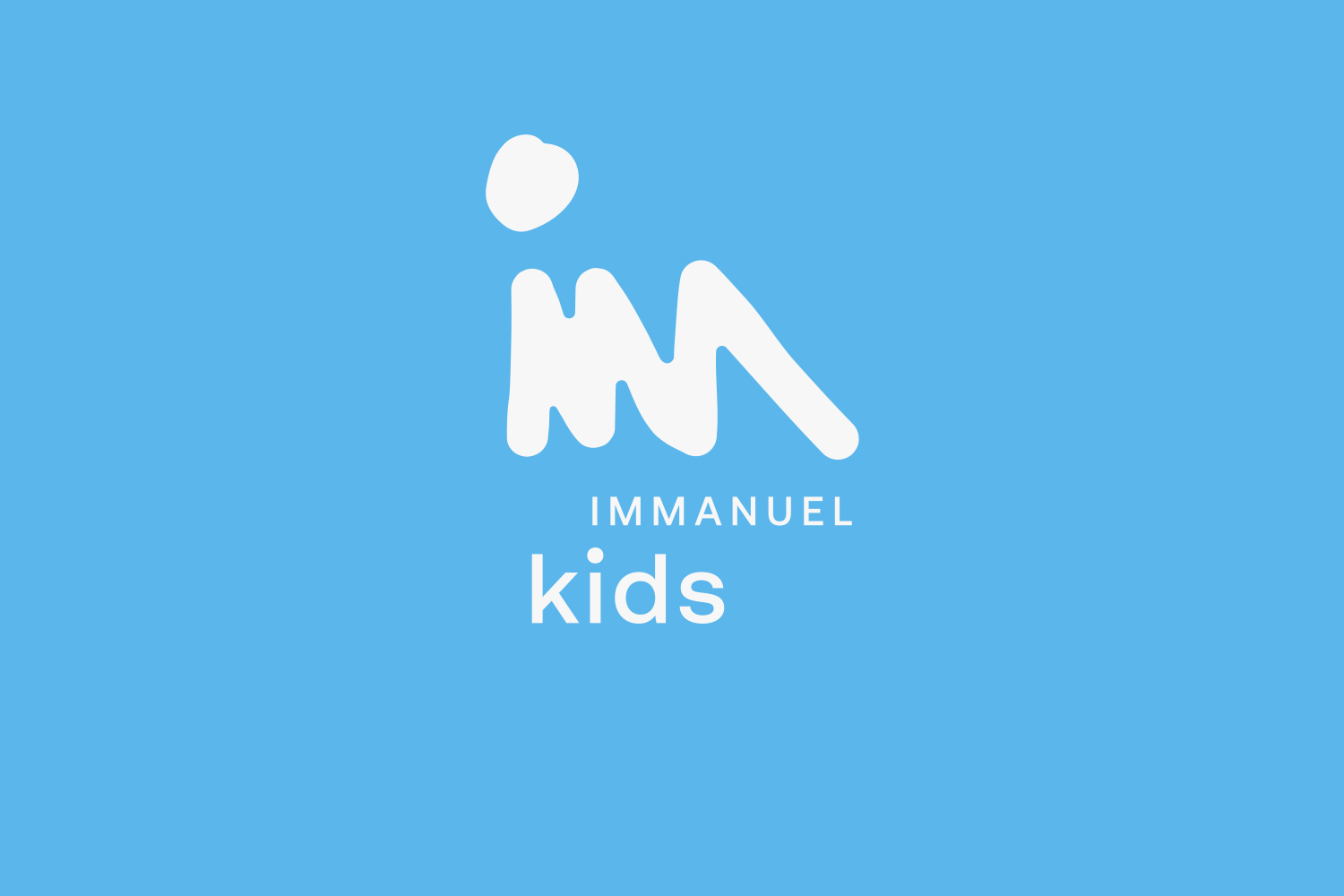 Weisses Logo mit stilisiertem Schriftzug und Punkt über dem Buchstaben auf blauem Hintergrund mit Text IMMANUEL kids darunter.