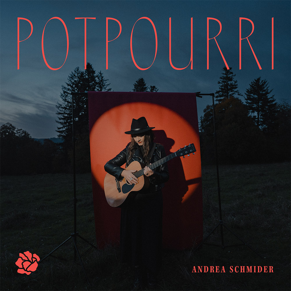 Frau mit Hut und Lederjacke spielt Gitarre vor rotem Hintergrund in einer nächtlichen Waldlandschaft, Albumcover Potpourri von Andrea Schmider.