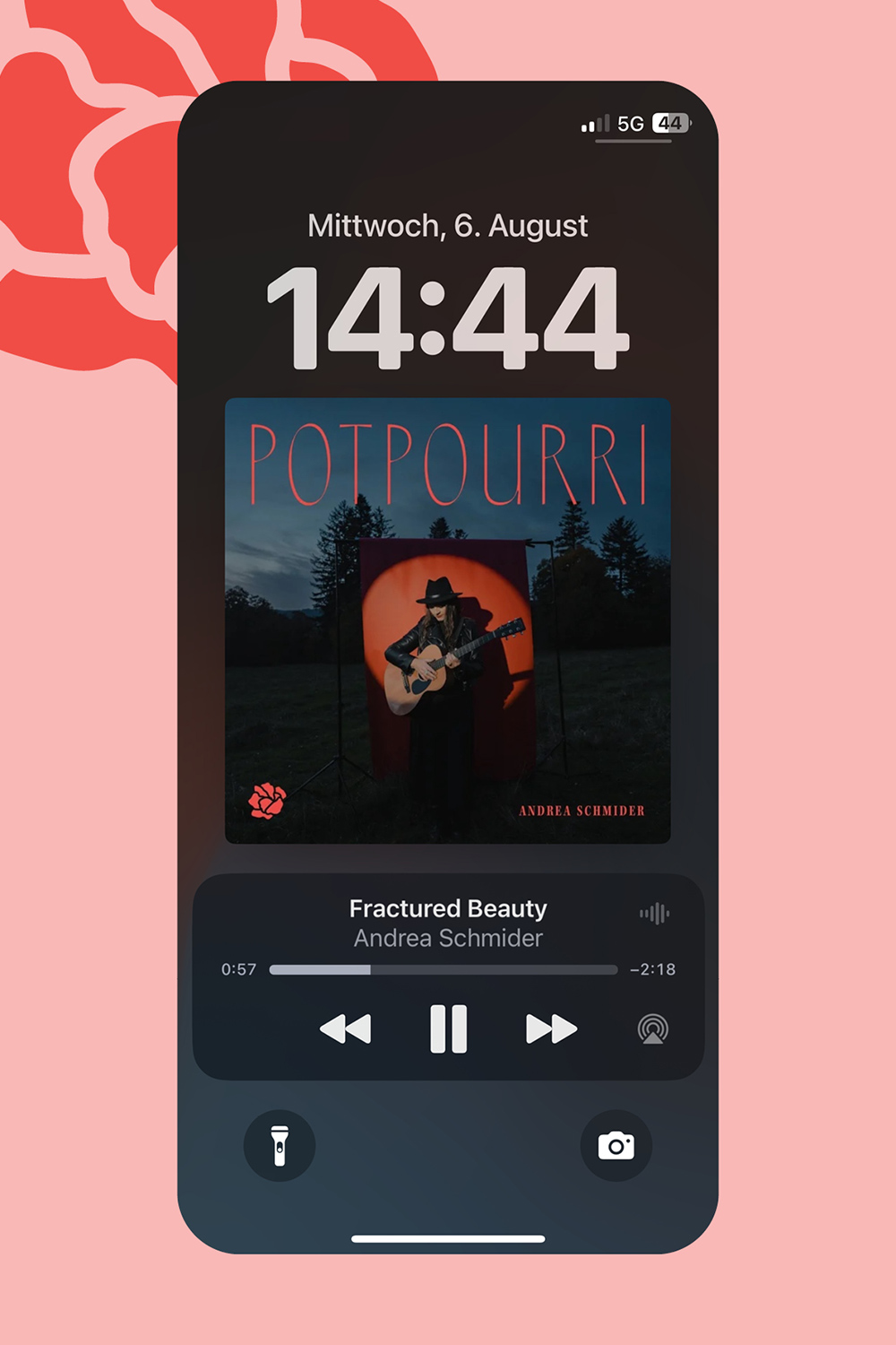 Bildschirm eines Smartphones zeigt Uhrzeit 14:44 am Mittwoch, 6. August, und das Lied 'Fractured Beauty' von Andrea Schmider, Album Potpourri, mit einer Frau im schwarzen Hut, die Gitarre spielt.
