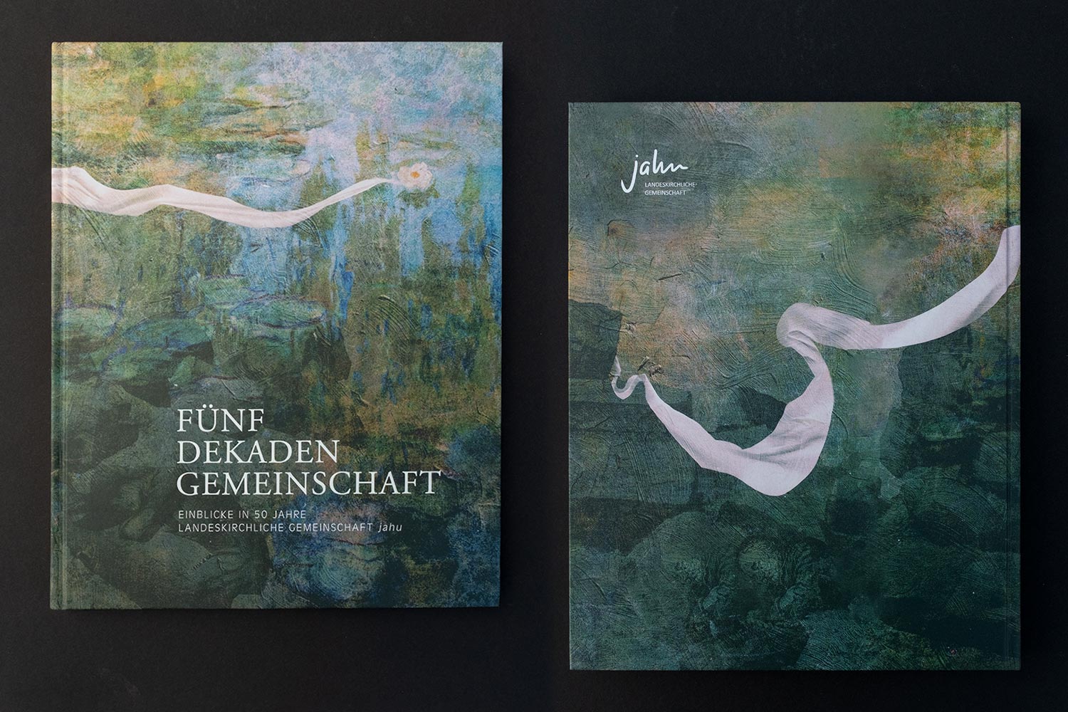 Schwarzgrünes Buchcover mit weissem, geschwungenem Band und Titel Fünf Dekaden Gemeinschaft.