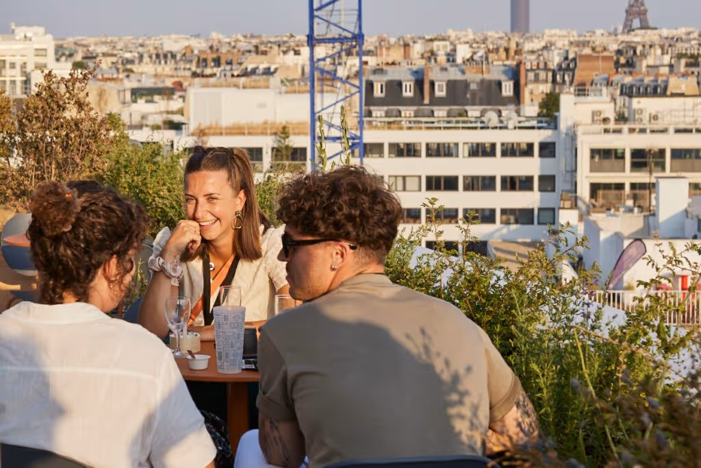 3 personnes en train de déjeuner sur une terrasse
