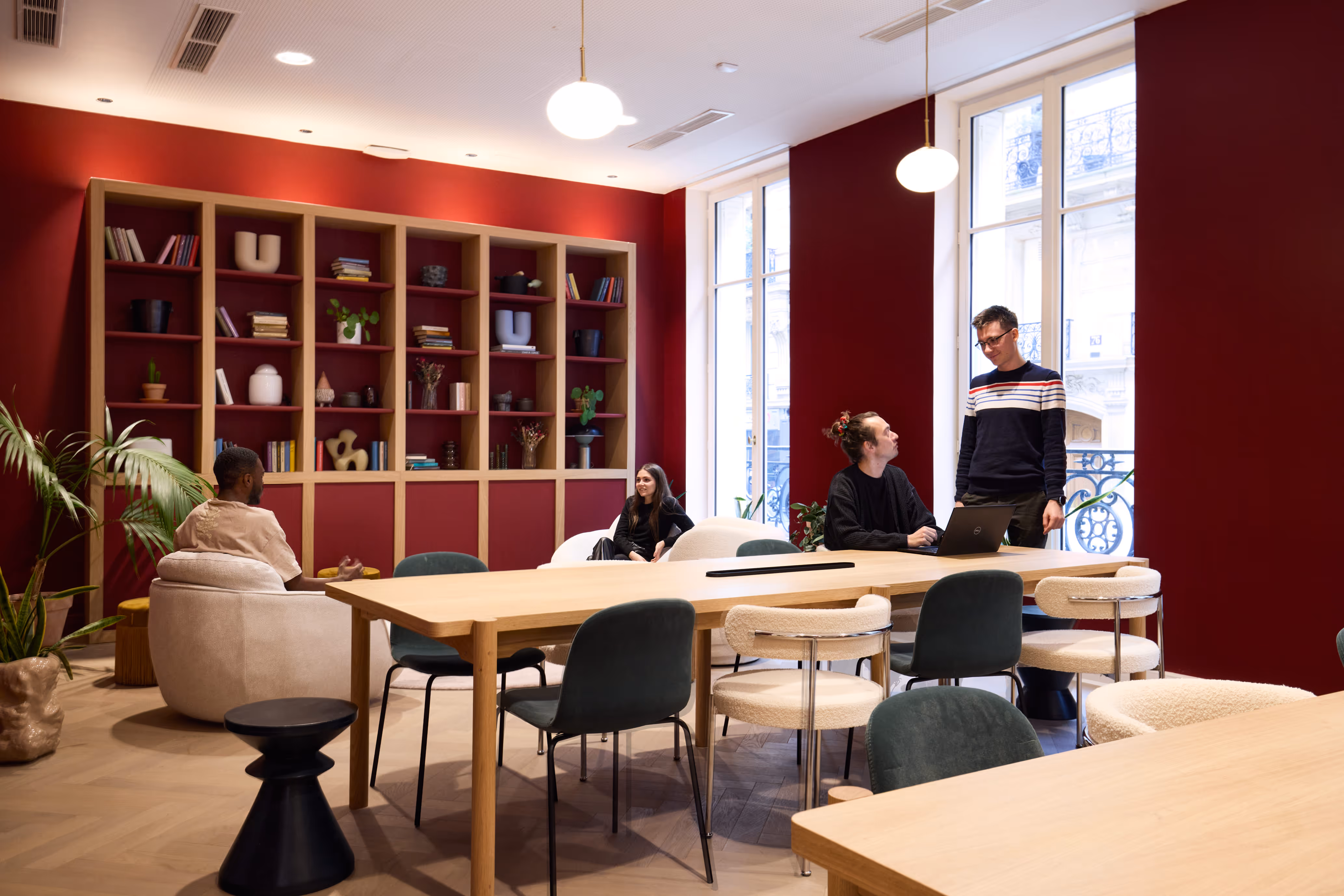 Un espace commun avec 4 personnes en train d'échanger