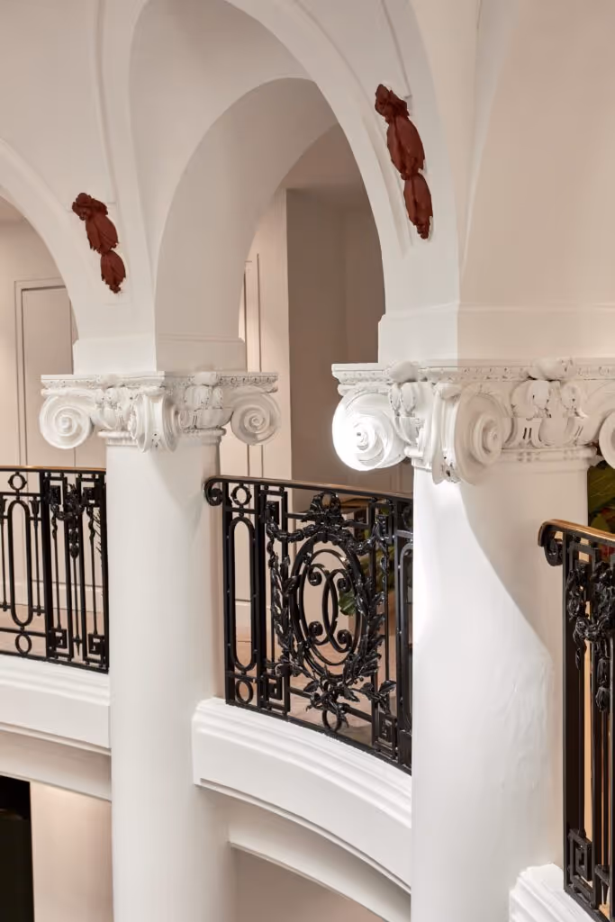 Colonne avec moulures peintes