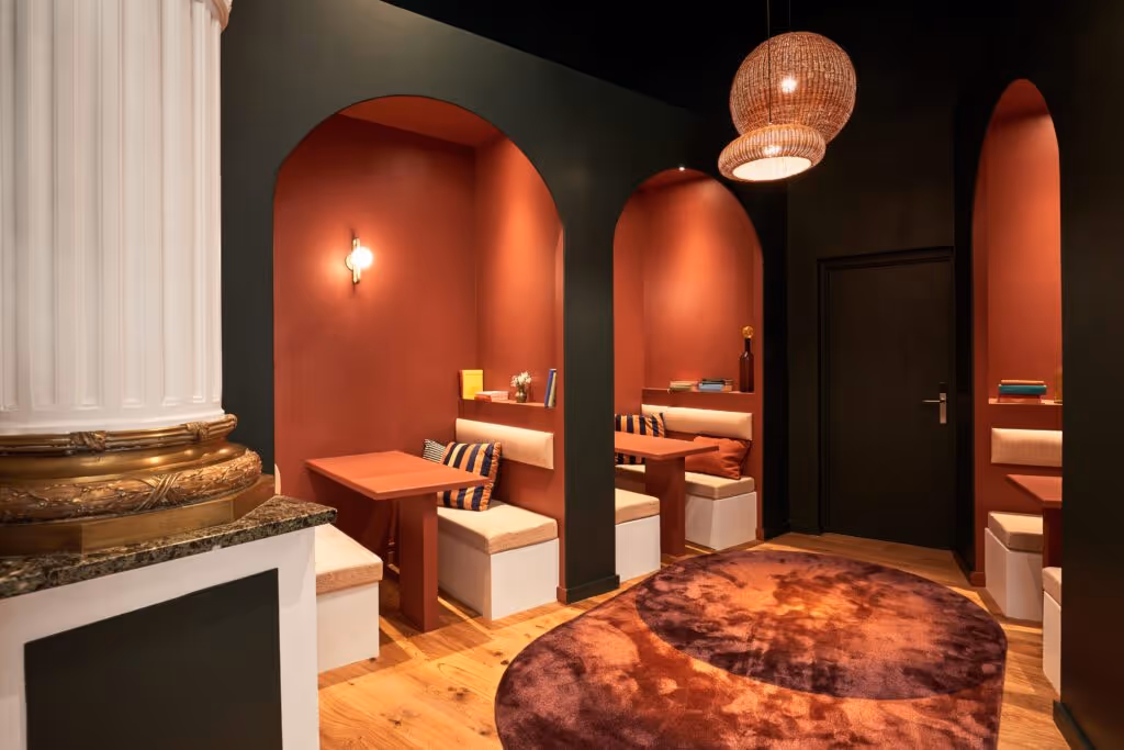 Petites alcôves du rez-de-chaussée, tons vert empire et rouge