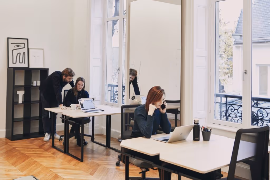 Postes de travail individuels en openspace