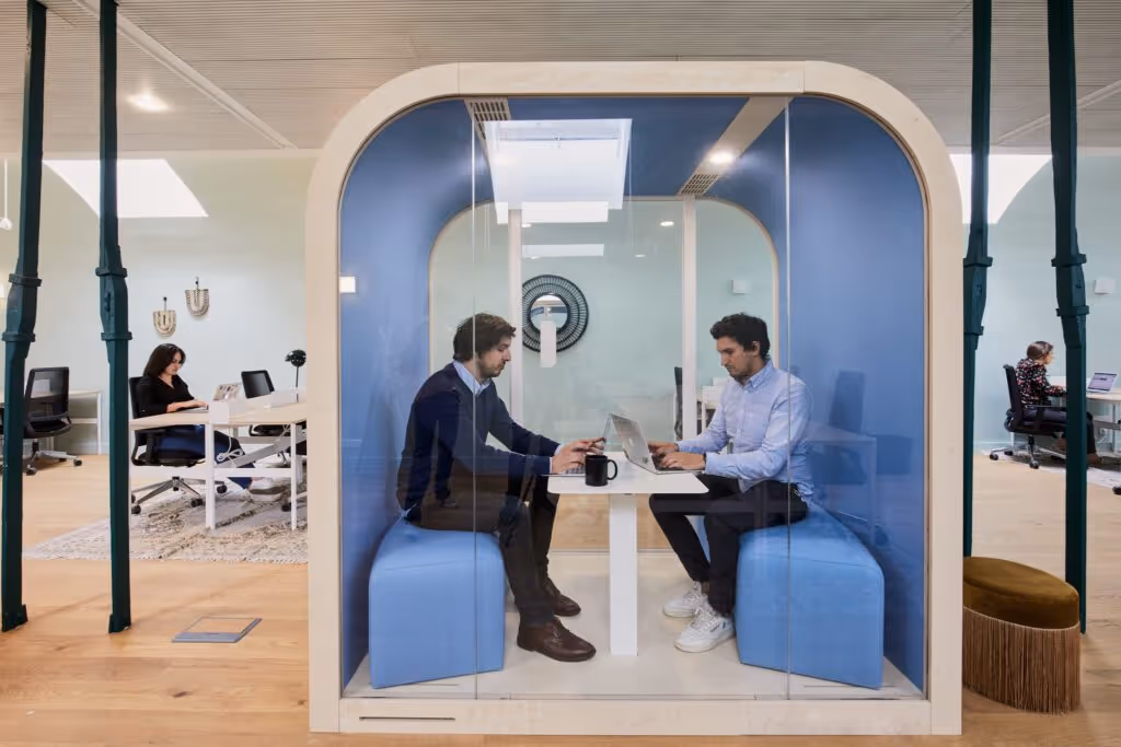 Cabine insonorisée dans un espace de travail